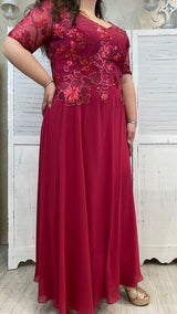 Abito Curvy con Inserti in Paillettes e Decoro a Fiori by Solo Gioie
